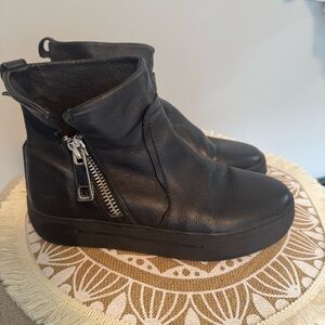 J/SLIDES Women's  Leather Boots Side Zip Black Size 6